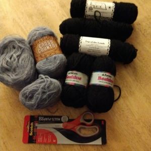 Wool yarn bundle w/ scissors